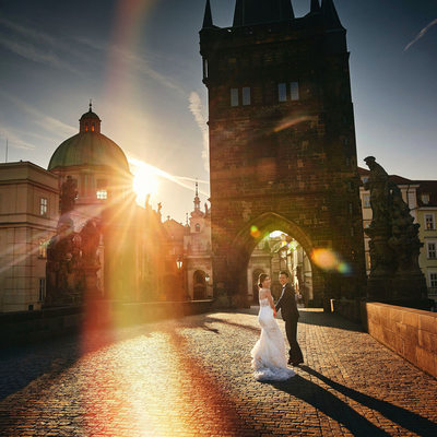 Artistic Golden Light pre-weddings Charles Bridge 