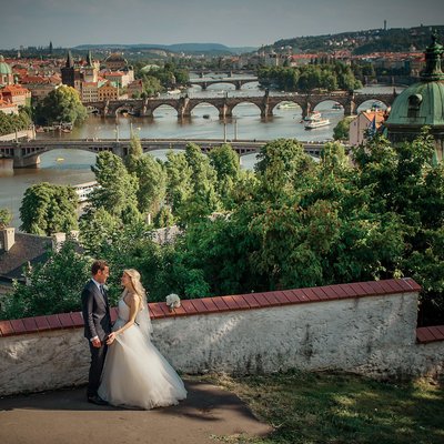 Prague panorama bride & groom