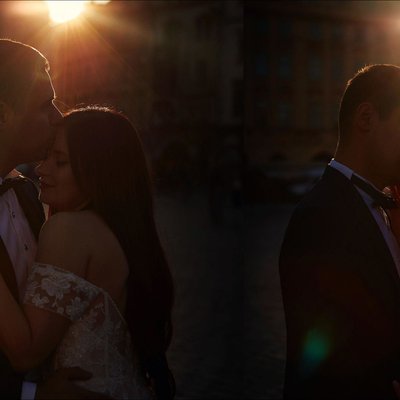 Sun flared kiss for Turkish bride & groom Old Town