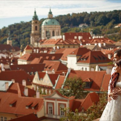 Turkish bride & groom enjoying view above Prague