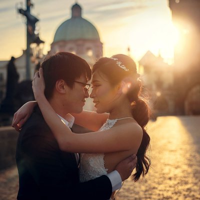 Authentic pre weddings Prague winter couple at sunrise