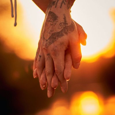 Boho styled love story - the hands