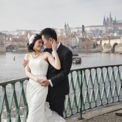 timeless, elegant wedding portraits from Prague