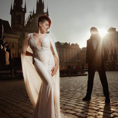 Berta bride posing in the Old Town Square at sunrise