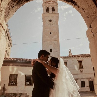 Venice Italy wedding photo  bride & groom in archway