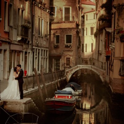 Lovers enjoying a quiet moment Venice pre-weddings