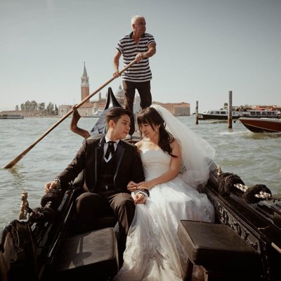 Venice bride & groom in Gondola