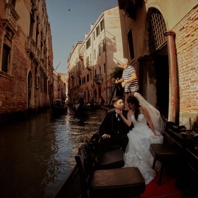 bride & groom in Gondola Venice
