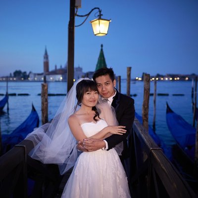 Simple moments: Venice bride & groom at twilight