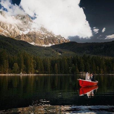 Lake Eibsee wedding couple in rowboat