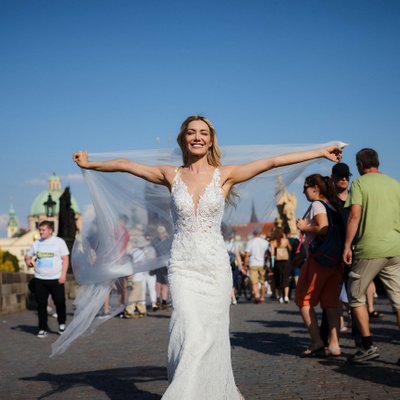 Turkish bride sauntering across the Charles Bridge