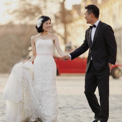 Elegant Hong Kong newlyweds at Prague Castle
