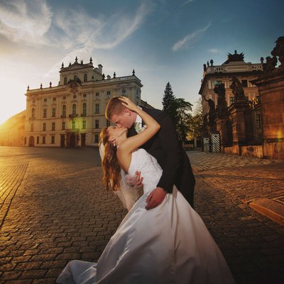 Russian bride & groom kissing at Prague Castle