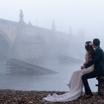 Atmospheric pre-wedding photos from foggy Prague