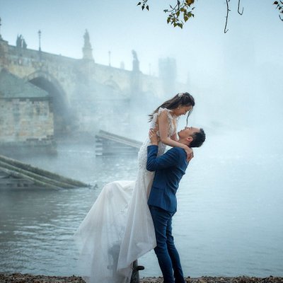 emotional & atmospheric pre-weddings from foggy Prague