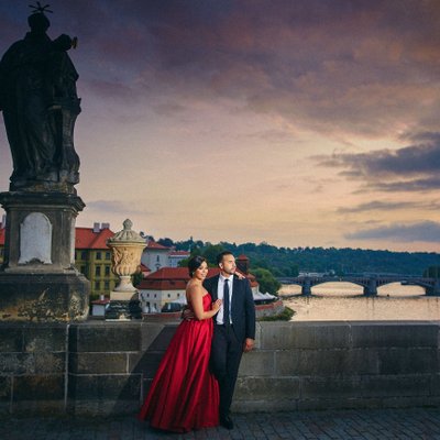 Charles Bridge Sunrise Lifestyle Portraits American couple