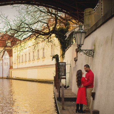 Couple embracing in Kampa I Prague Lifestyle Session