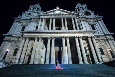 Romantic embrace at St. Paul Cathedral in London