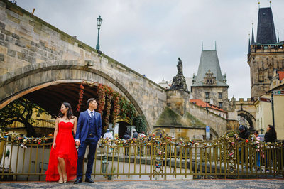A Charles Bridge marriage proposal in Prague