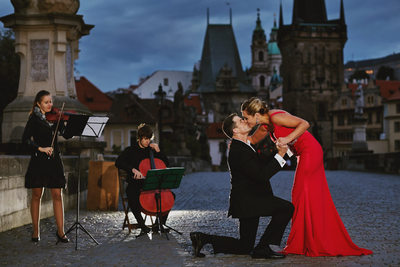 The kiss Charles Bridge romantic proposal