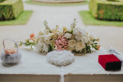 Floral arrangement for the rings