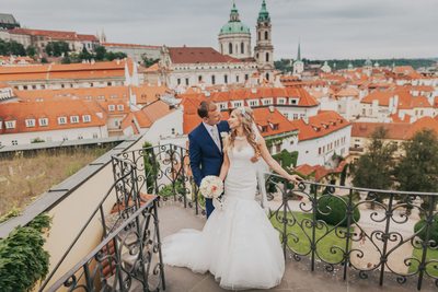 Above the garden with the newlyweds