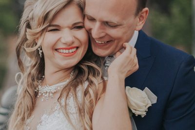 beaming newlyweds at the Hanavsky Pavilion