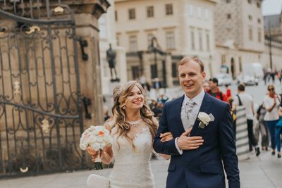 Newlyweds near gates of Prague Castle