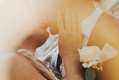 sun flared kiss of newlyweds