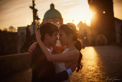 beautiful sunrise moment - Prague pre-wedding photos