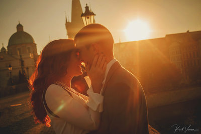 Golden Light intimate Kiss - anniversary photos Prague