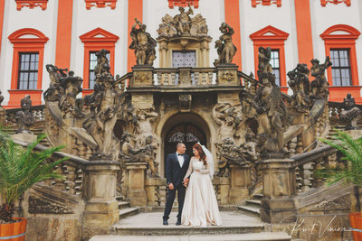 the very sexy wedding couple at the Troja Chateau