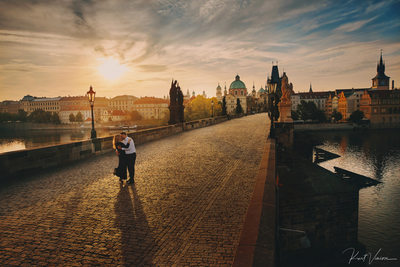 A romantic sunrise engagement photo session in Prague