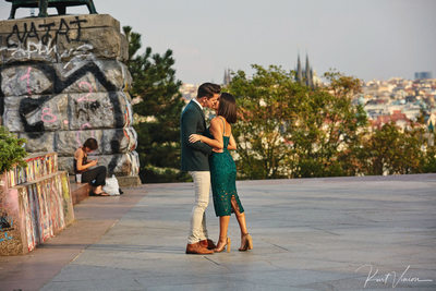 A romantic marriage proposal in Prague: a kiss