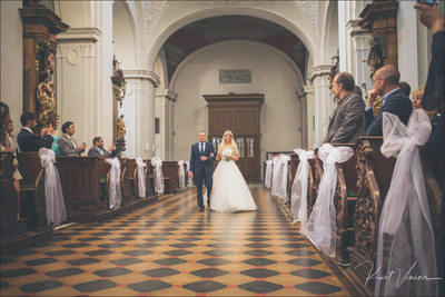 Father walks daughter down the aisle 