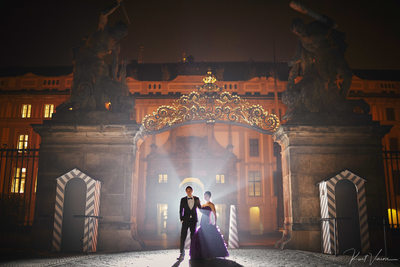 Artistic pre weddings photos: couple at Prague Castle