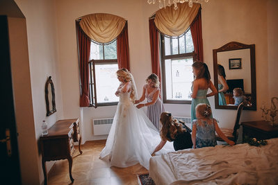 Hluboka nad Vltavou Castle wedding bridal preparation