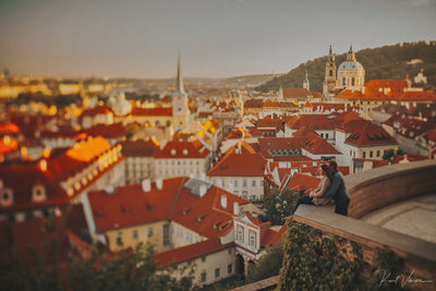 lovers above Mala Strana