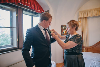 Hluboka Castle wedding photo mother & groom