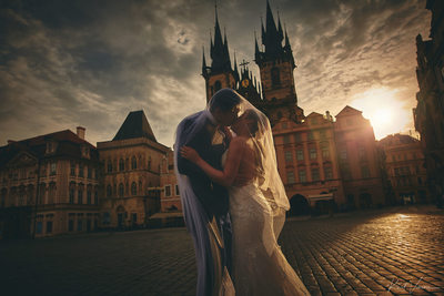 dramatic kiss under the veil Old Town Square Prague