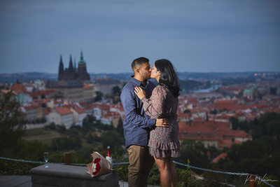 A kiss for the newly engaged I H&R I overlooking Prague