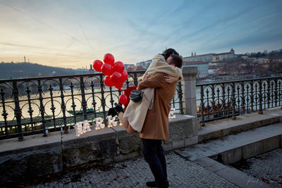 She said yes! Prague riverside marriage proposal