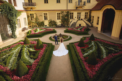 bride striking a pose at the Vrtba Garden