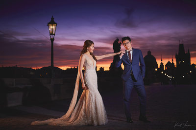 Chivalrous pose atop Charles Bridge