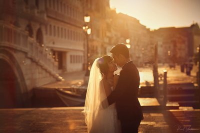 wedded couple in the Golden Light in Venice at sunrise