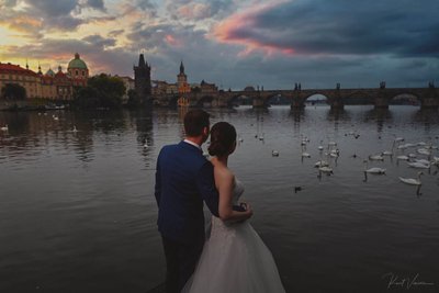 Breathtaking sunrise wedding photos from Prague