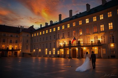 Romantic sunrise pre weddings from Prague Castle