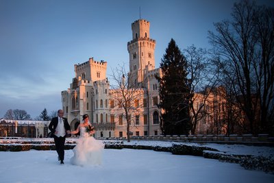 Castle Hluboka newlyweds running in snow