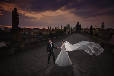 Hong Kong-style Charles Bridge Wedding Portraits