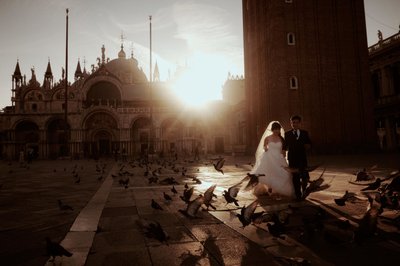 Silhouette of bride & groom walking St Mark’s Basilica
